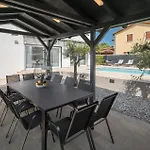 Mia Peroj