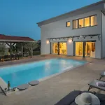 Mia *