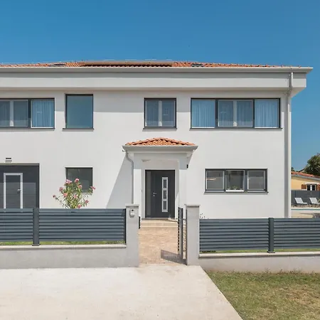 Holiday home Mia